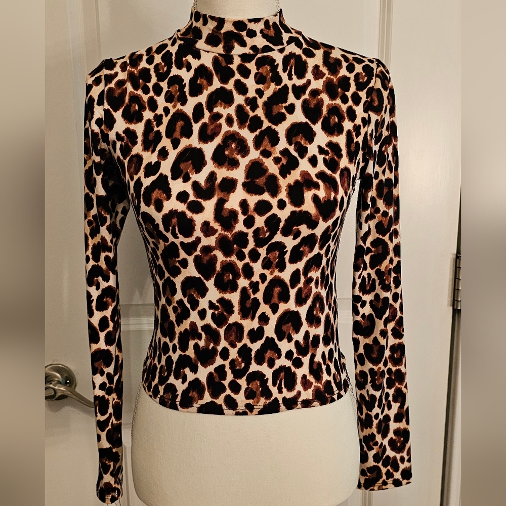 ⭐ 3 for $18 ⭐ Olivia Rae Cheetah Print Long Sleeve Top size Small